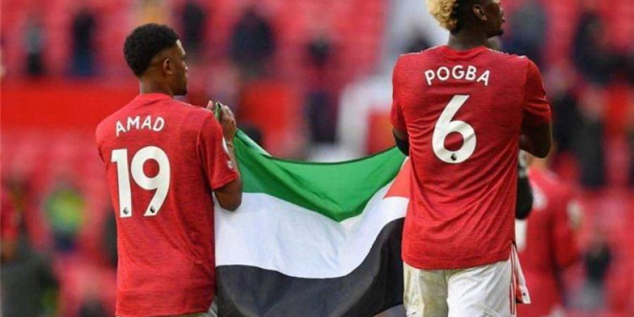 بوجبا وديالو يرفعان علم فلسطين في مباراة مانشستر يونايتد وفولهام