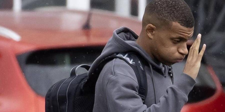 Mbappe returns to PSG with no intention of renewing his contract