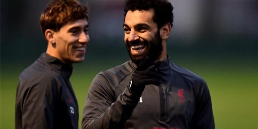 تسيميكاس يمازح محمد صلاح "الأسطورة" بعد وصوله لـ100 هدف في الدوري الإنجليزي