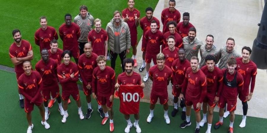 لاعبو ليفربول يحتفلون بمحمد صلاح بعد مئويته التاريخية