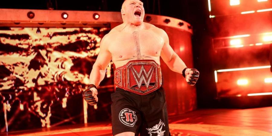 نجم WWE السابق يكشف سيناريو الصراع الناري القادم بين رينز وبروك ليسنر