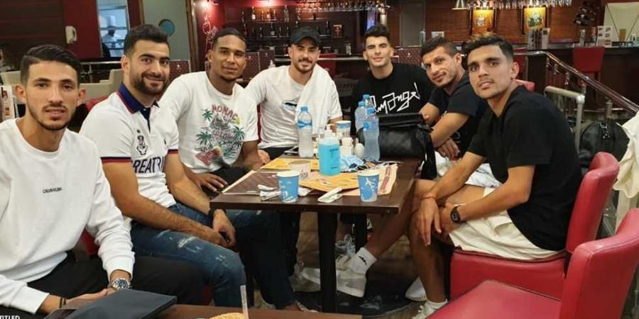 لاعبو الزمالك الدوليون يصلون مطار القاهرة للسفر إلى كينيا