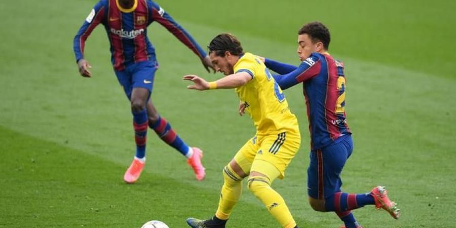 برشلونة يعلن إصابة لاعبيه ديمبيلي وديست