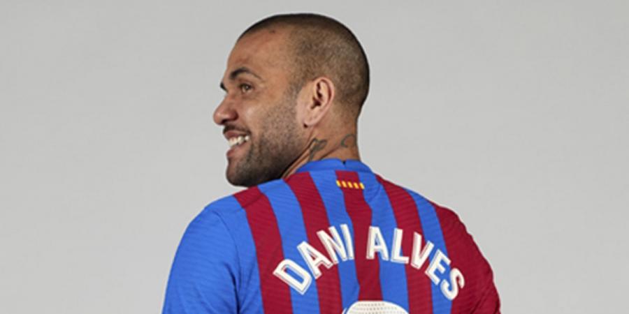 Official: Dani Alves will wear the No.8 shirt back at Barcelona
