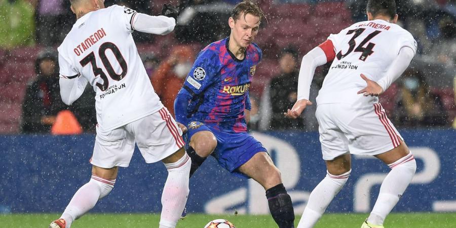 What should Barcelona do with midfielder Frenkie de Jong?