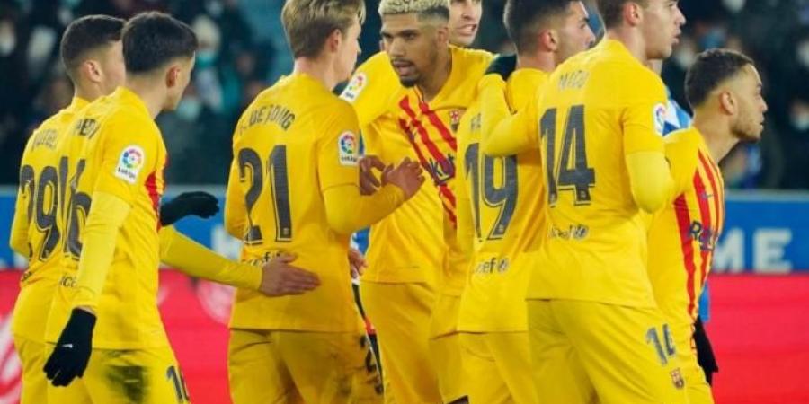برشلونة يخطف فوزاً قاتلاً من ألافيس في الدوري الإسباني