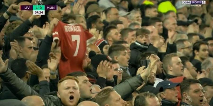 جماهير ليفربول تدعم كريستيانو رونالدو في الدقيقة 7 من مباراة مانشستر يونايتد