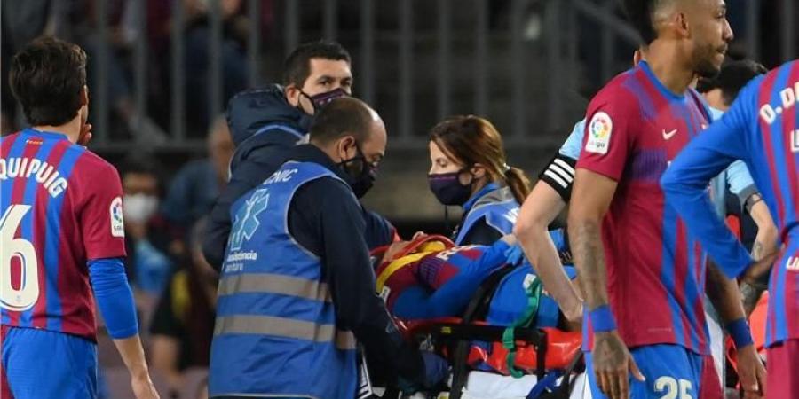 إصابة خطيرة لـ أراخو في مباراة برشلونة وسيلتا فيجو ونقله بسيارة إسعاف