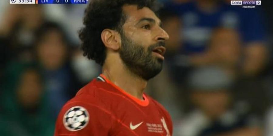 كورتوا يتصدي لرأسية محمد صلاح في نهائي دوري ابطال اوروبا