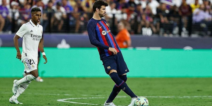 Public support for Shakira: Pique is booed by both Barcelona and Real Madrid fans at El Clasico