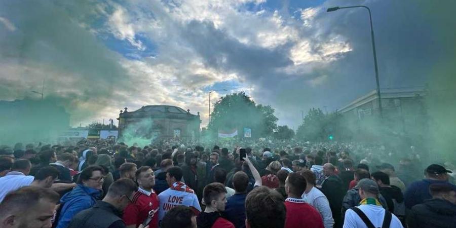 مباشر في إنجلترا - مانشستر يونايتد ضد ليفربول.. انطلاق مسيرة الجماهير ضد ملاك النادي