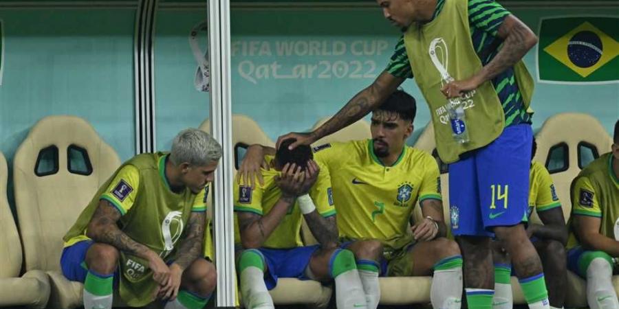 هل خطيرة؟ نيمار يبكي بعد خروجه مصابا في لقاء البرازيل وصربيا