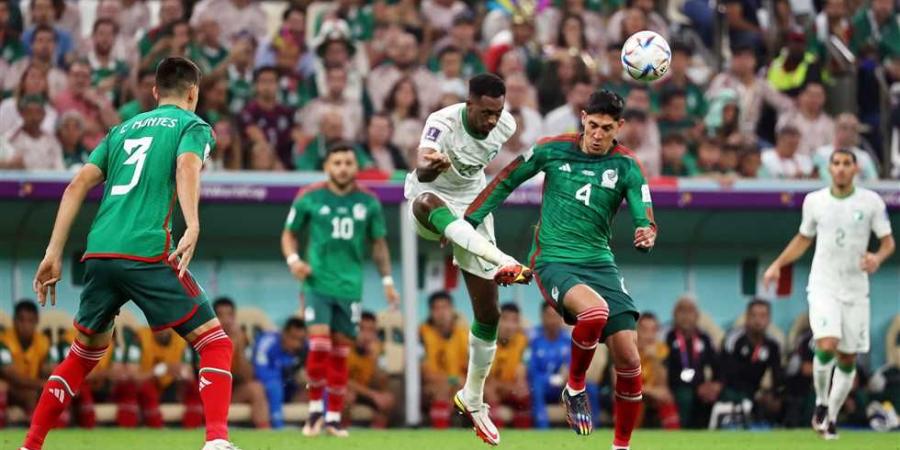 نجم المكسيك ينتقد خطط مدربه في كأس العالم
