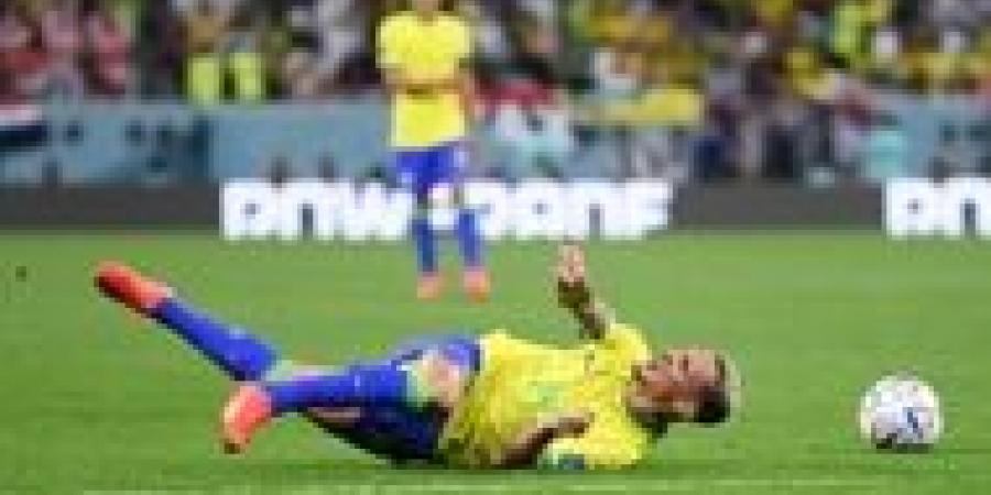 Embarrassing! Antony hits deck with awful dive for Brazil