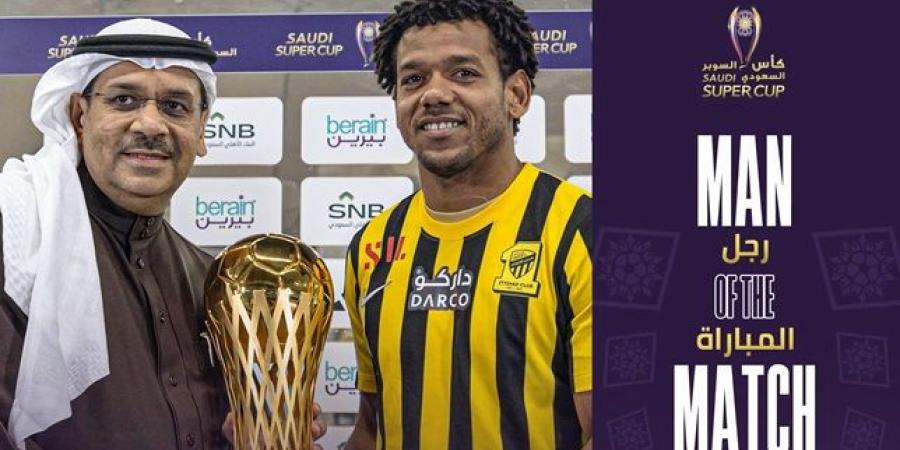 رومارينيو يفوز بجائزة أفضل لاعب في مباراة الاتحاد والنصر