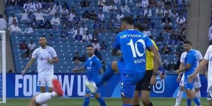 نيمار يعاقب بالإنذار بعد ضرب على لاعب نافباخور في مباراة دوري أبطال آسيا "فيديو"