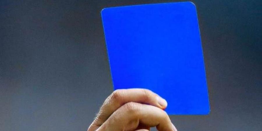 ماركا تكشف حقيقة تطبيق البطاقة الزرقاء في مباريات كرة القدم