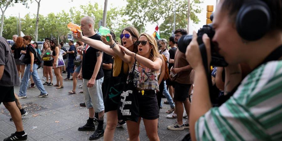 Spain's tourism minister condemns Barcelona mob who squirted shocked diners with water pistols in latest protest aimed at visitors to the country