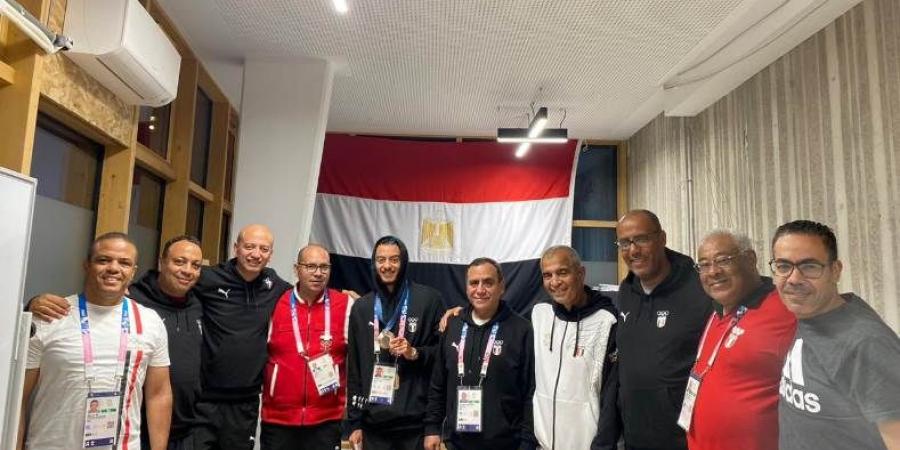 البعثة المصرية تحتفل ببرونزية محمد السيد داخل القرية الأولمبية بباريس