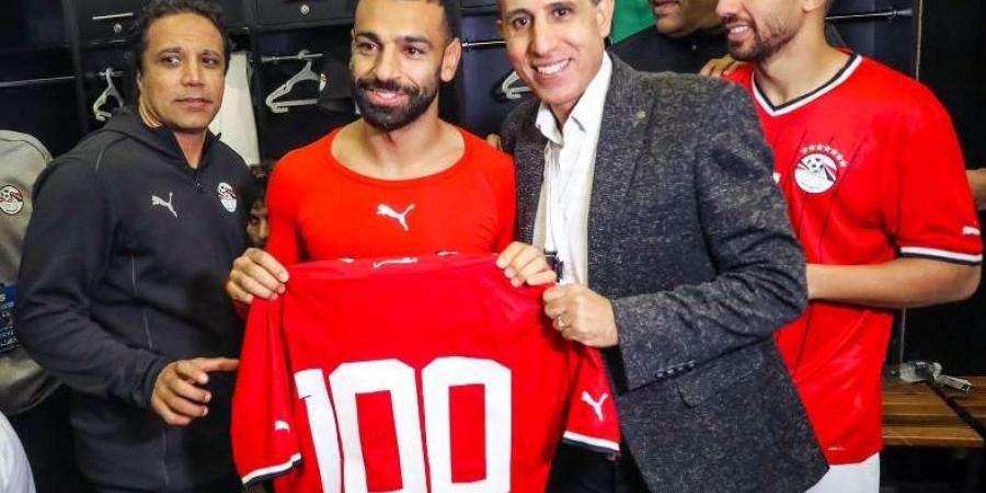 منتخب مصر يحتفل بوصول محمد صلاح للمباراة رقم 100 "صور"