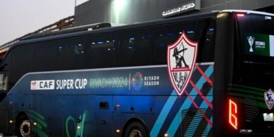 وصول حافلة الزمالك إلى ملعب المملكة أرينا استعدادًا لمواجهة الأهلي بالسوبر