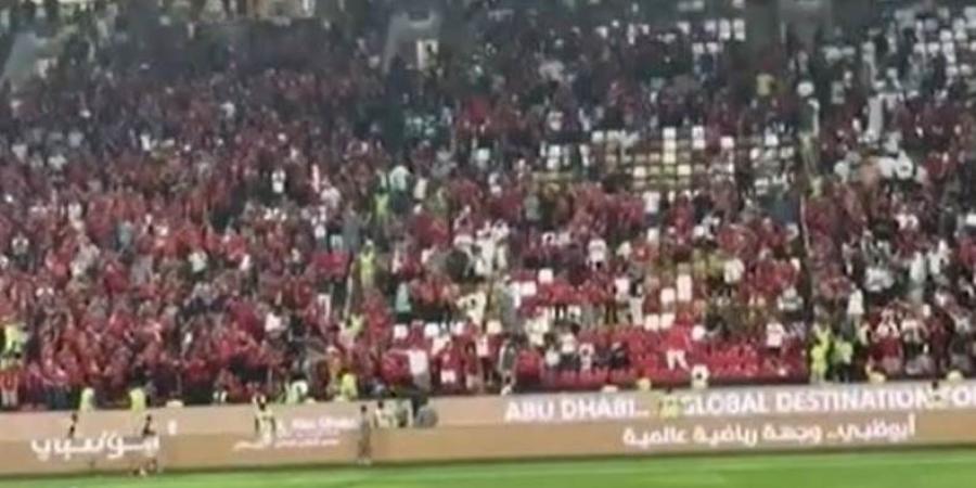 على طريقة رونالدو.. أفشة يحتفل مع جمهور الاهلي ويهدي التيشرت للجمهور "فيديو"