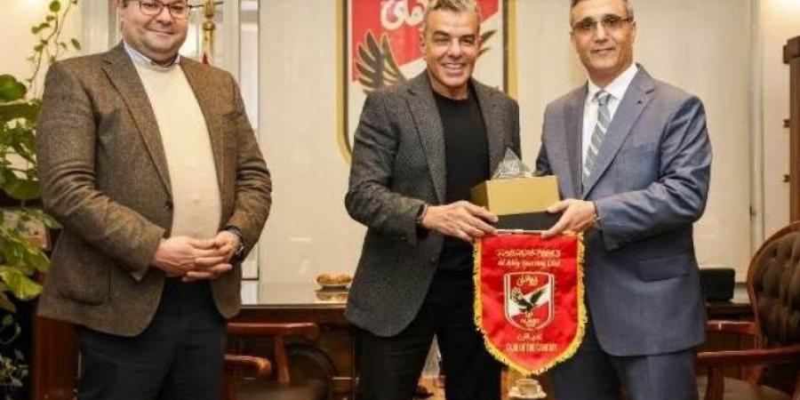 الأهلي يستقبل السفير الجزائري قبل مواجهة شباب بلوزداد