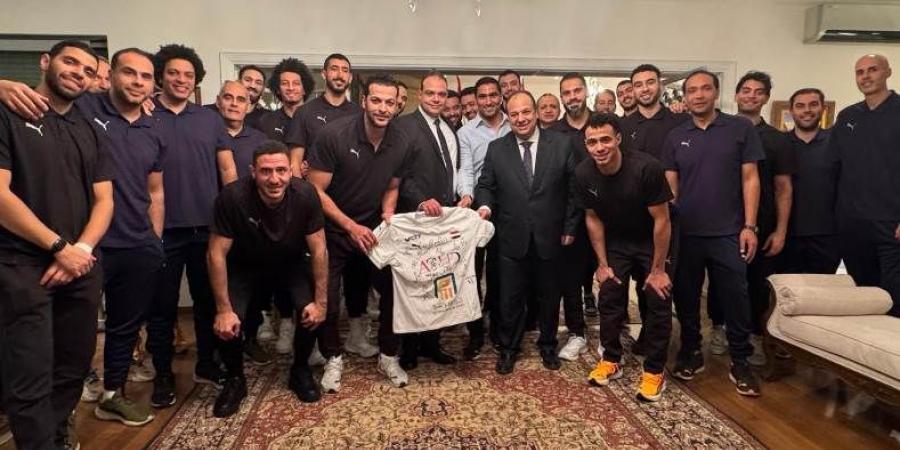 سفير مصر في كرواتيا يستقبل بعثة منتخب اليد قبل انطلاق بطولة العالم "فيديو"