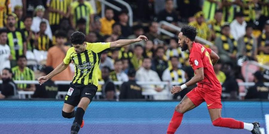 الاتحاد يكتسح الوحدة برباعية ويعزز صدارته للدوري السعودي