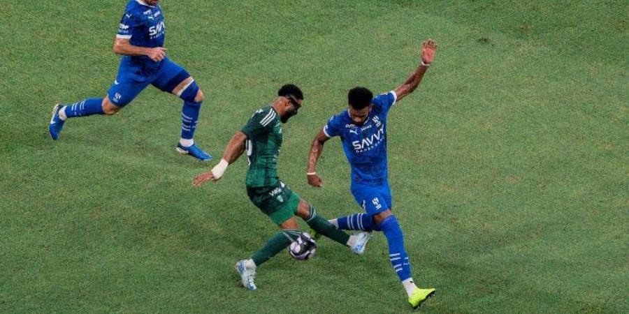 الهلال يستغل دخول لاعب أهلي جدة الفترة الحرة.. ويحصل على توقيعه