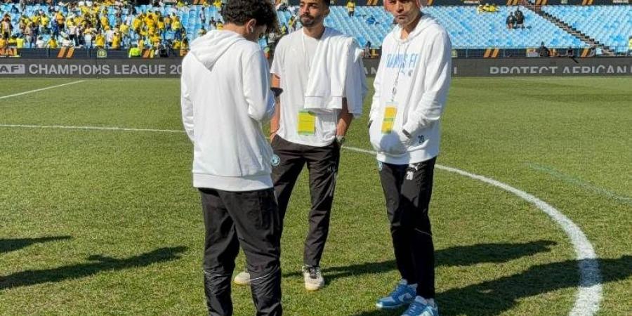 لاعبو بيراميدز يعاينون أرضية ملعب لوفتس فيرسفيلد قبل مواجهة صن دوانز
