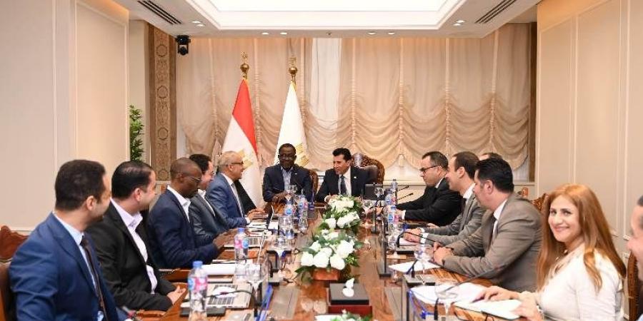 وزير الرياضة يلتقي الأمين العام للاتحاد الافريقي لكرة القدم