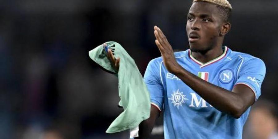 أوسيمين يتمسك بموقفه من عرض الهلال 
