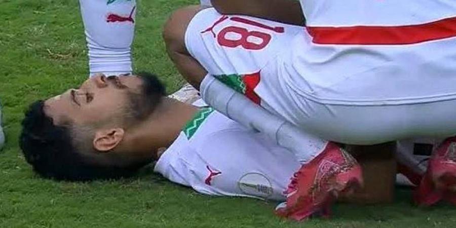 أيوب مولوعة يتعرض لإصابة "خطيرة" في المرفق ويغادر الملعب في الشوط الأول
