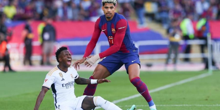 Araujo's complaint about Clásico refereeing: "I think it's a penalty"