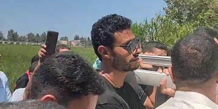 تشييع جثمان والد محمد الشناوي من مسقط رأسه بالحامول.. "صور"