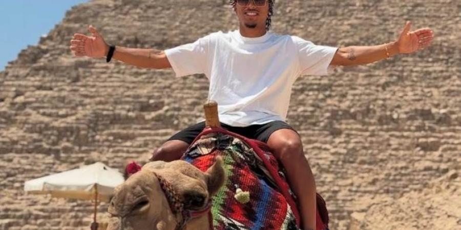 البرازيلي خوان ألفينا يستغل فترة الراحة في الزمالك ويزور الأهرامات "صور"