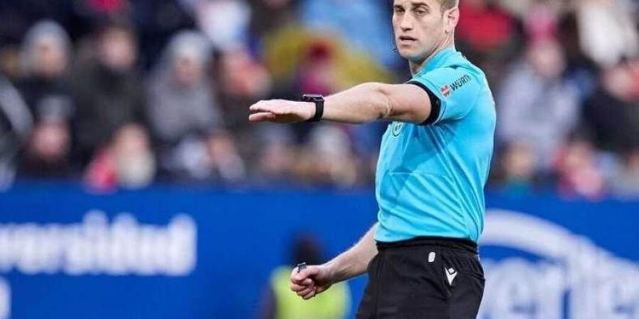 من هو روخاس حكم مباراة الأهلي وبيراميدز وماذا فعل بمباراة الفريقين السابقة؟