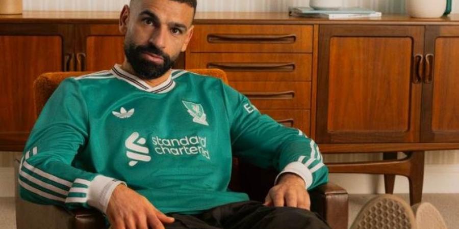مستوحي من التسعينيات.. صلاح يتصدر الإعلان عن قميص ليفربول الثالث