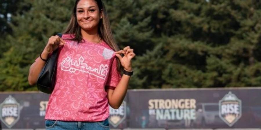 المصرية نادية صوان لاعبة فانكوفر رايز الكندي تظهر بقميص منتخب فلسطين