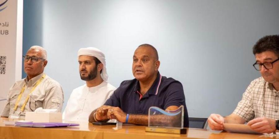 الشاذلي يشيد باستضافة ابو ظبي لكأس العالم للسباحة بالزعانف