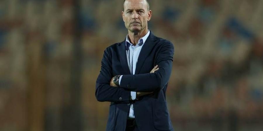 توروب يُحاضر لاعبي الأهلي قبل مواجهة الزمالك بنهائي السوبر المصري