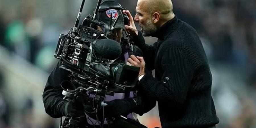 جوارديولا يفقد أعصابه بعد هزيمة السيتي أمام نيوكاسل.. اشتباك مع جيماريش والحكام ومشادة مع مصوّر