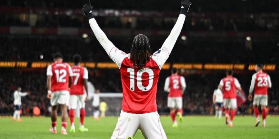 "هاتريك" إيزي يقود أرسنال لفوز كبير على توتنهام بالدوري الإنجليزي