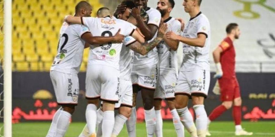 رقم سلبي يطارد الشباب قبل مواجهة الأخدود في دوري روشن