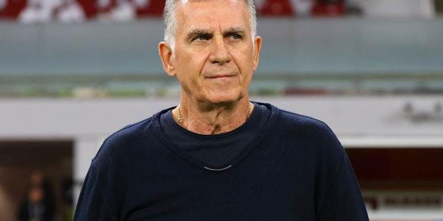 كيروش والآيباد.. المدرب البرتغالي يثير الجدل اعتراضًا على حكم مباراة السعودية وعمان