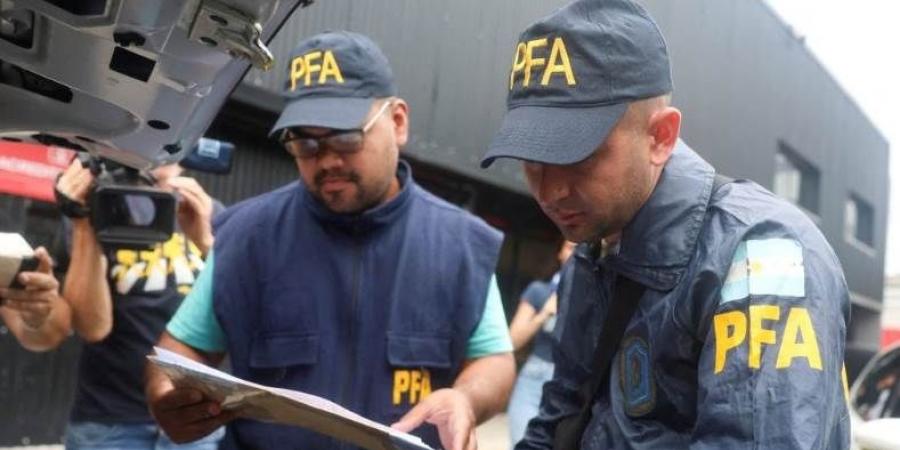 الشرطة الأرجنتينية تداهم اتحاد كرة القدم و17 نادٍ في تحقيق غسل أموال