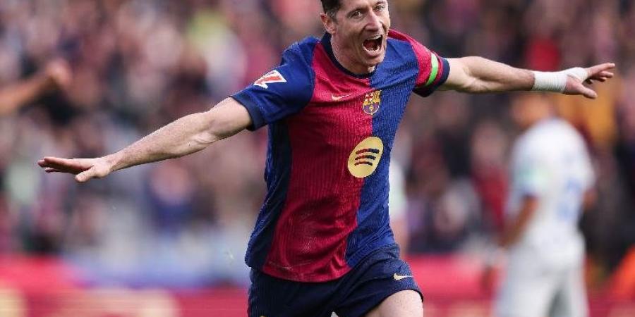 ليفاندوفسكي يكشف كواليس أزمة المكافأة ويعلق على مستقبله مع برشلونة