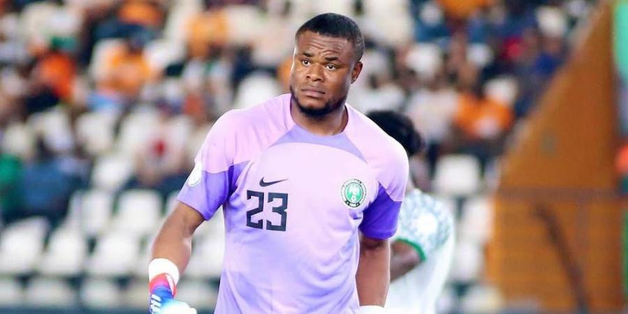 بعد شهرين من رحيل والده.. الحارس نوابالي يعلن وفاة والدته أثناء مشاركته مع نيجيريا في "كان المغرب"