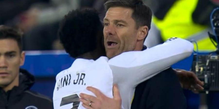 ألونسو يتصدى لسيميوني بعد مشادة فينيسيوس في ديربي مدريد